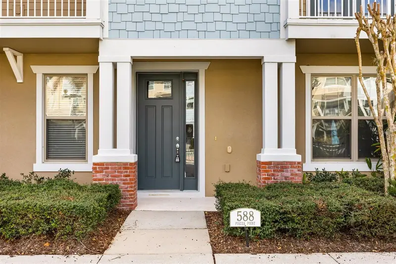 588 Piazza Pt, FL