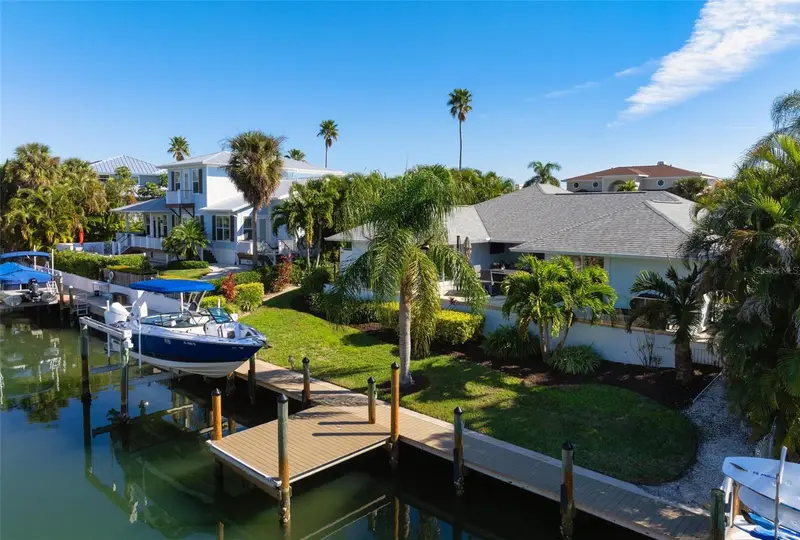 607 North Point Dr, FL
