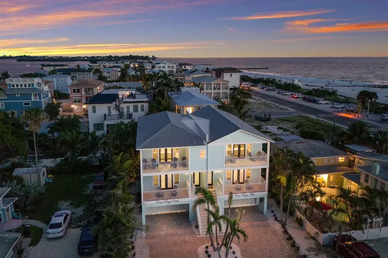 105 4th St S, FL