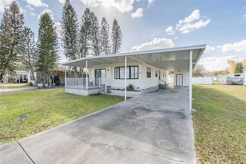 511 Lazy Lake Dr W, FL