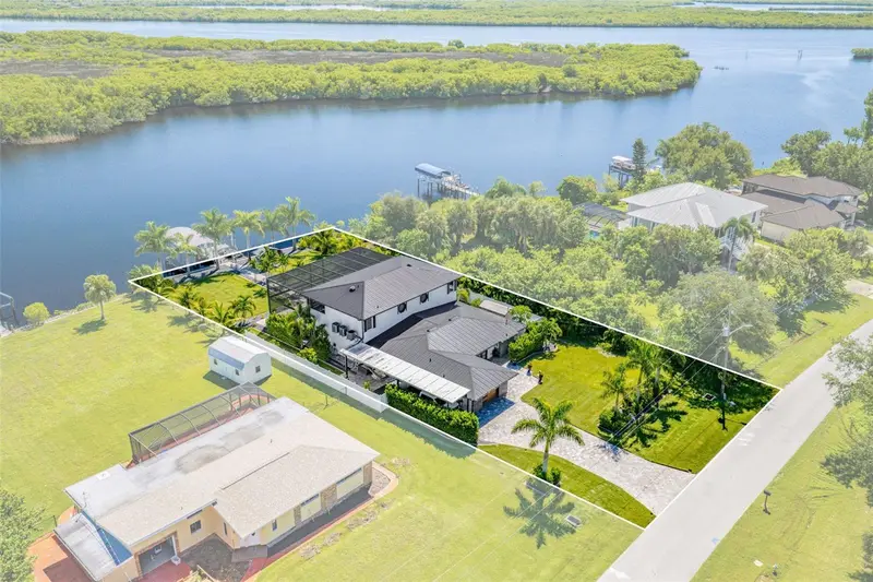 2424 Harbour Dr, FL