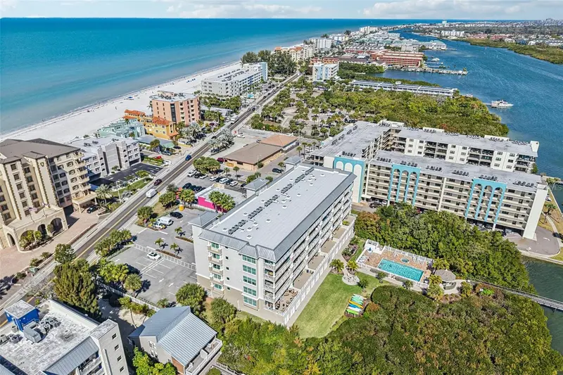 19519 Gulf Blvd #202, FL