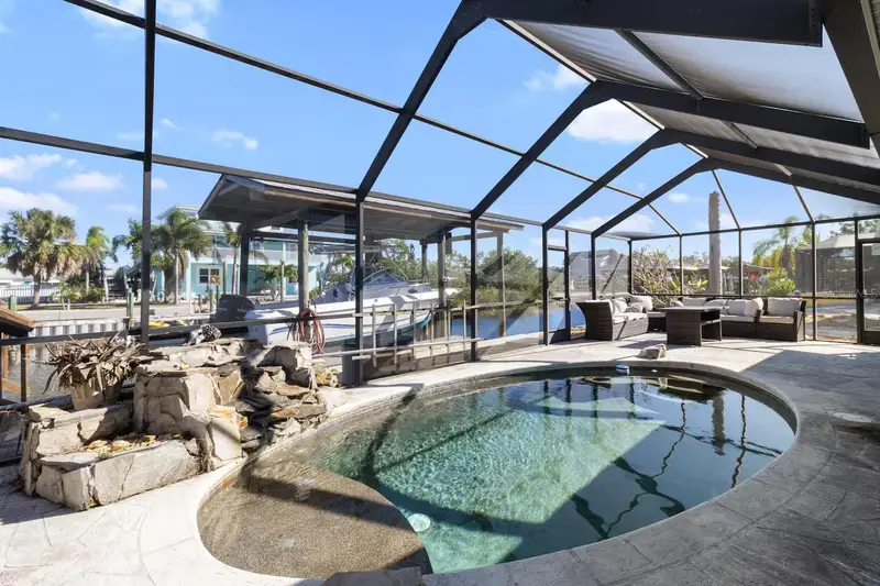 824 Seabreeze Dr, FL