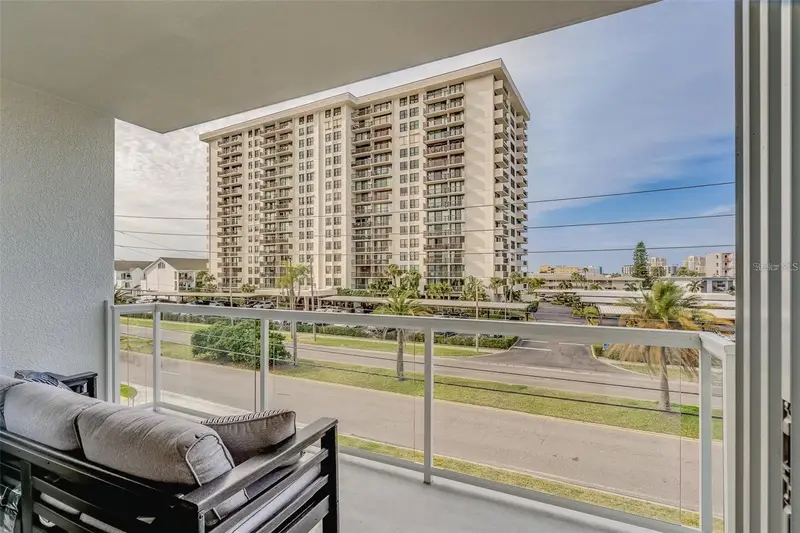 415 Island Way #311, FL