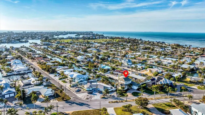 634 Key Royale Dr, FL