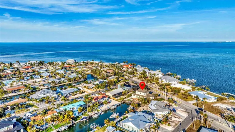 634 Key Royale Dr, FL