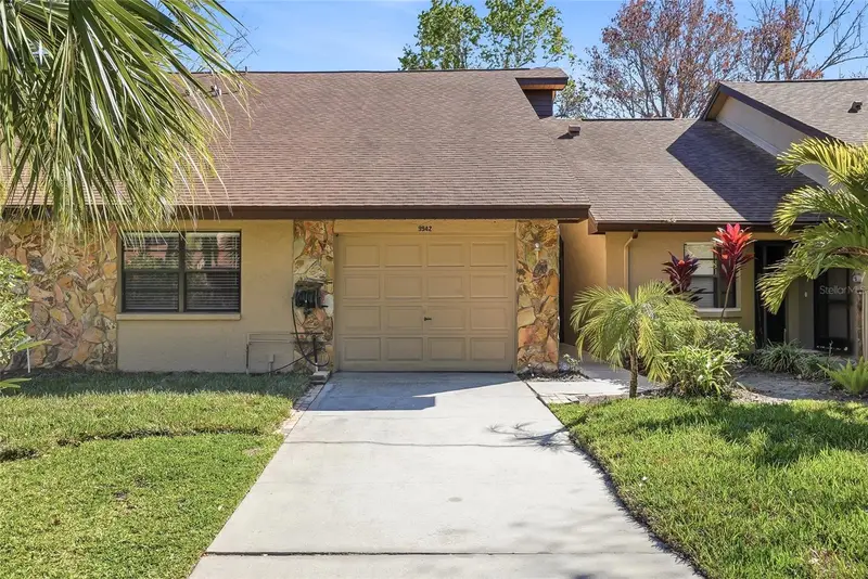 9942 Lake Seminole Dr W, FL