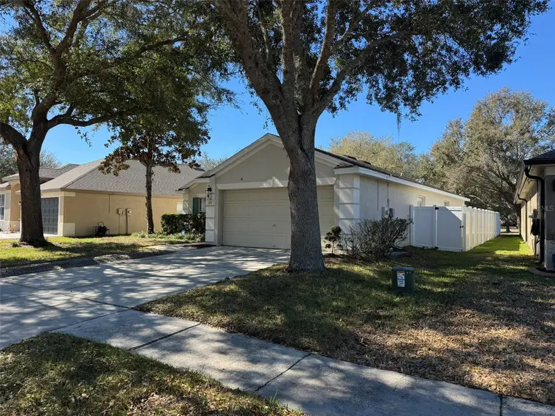 635 White Flower Way, FL