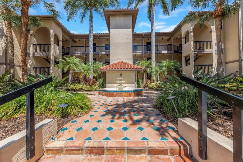 2400 Feather Sound Dr #924, FL