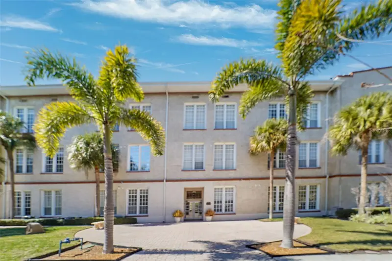701 Mirror Lake Dr N #120, FL