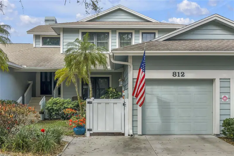 812 Amelia Ct Ne, FL