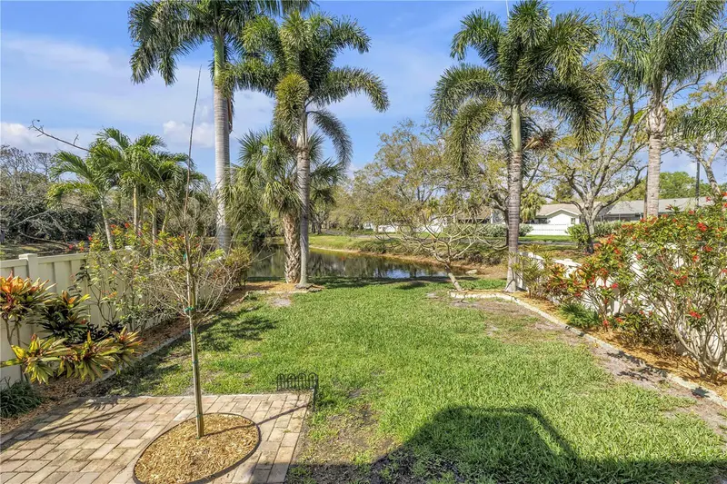 812 Amelia Ct Ne, FL