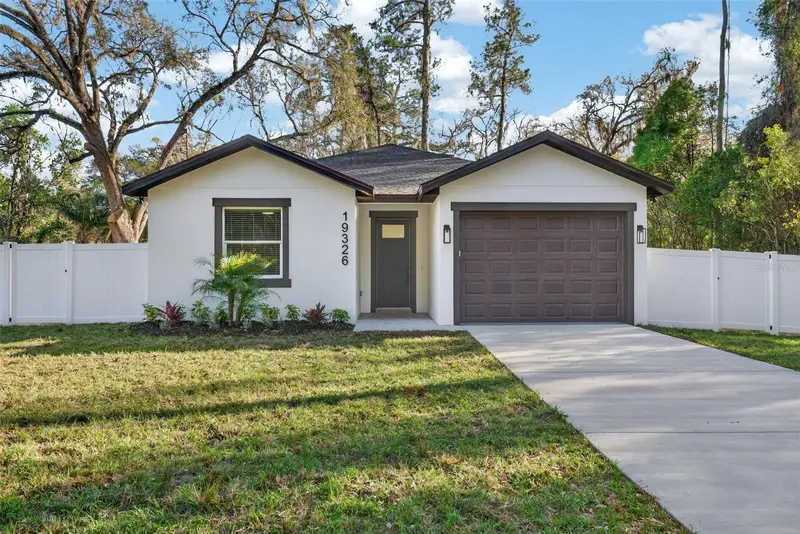 19326 Center St, FL
