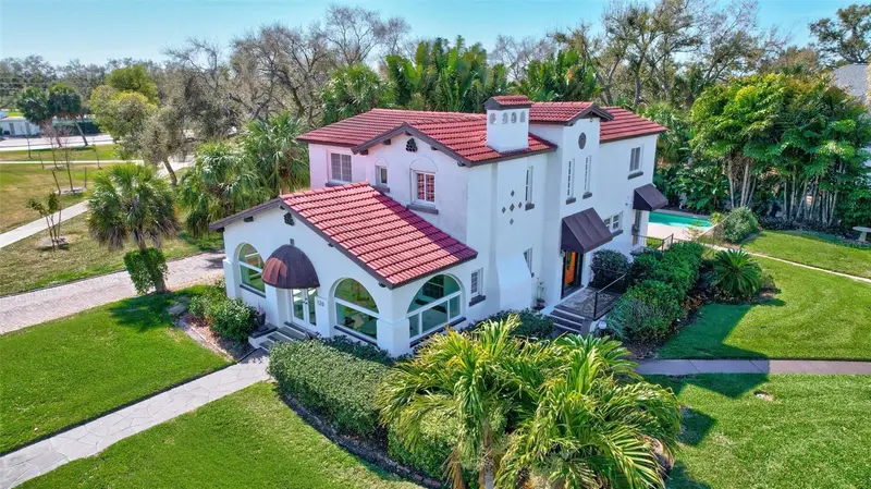 120 Park St N, FL