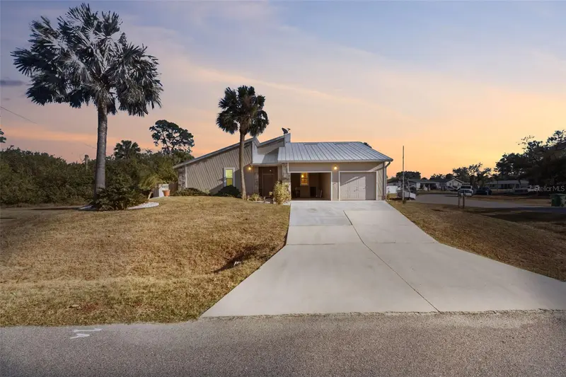 643 Blue Ln Nw, FL