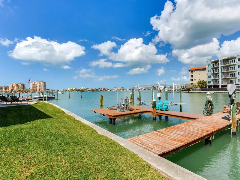 210 Dolphin Pt #B, FL