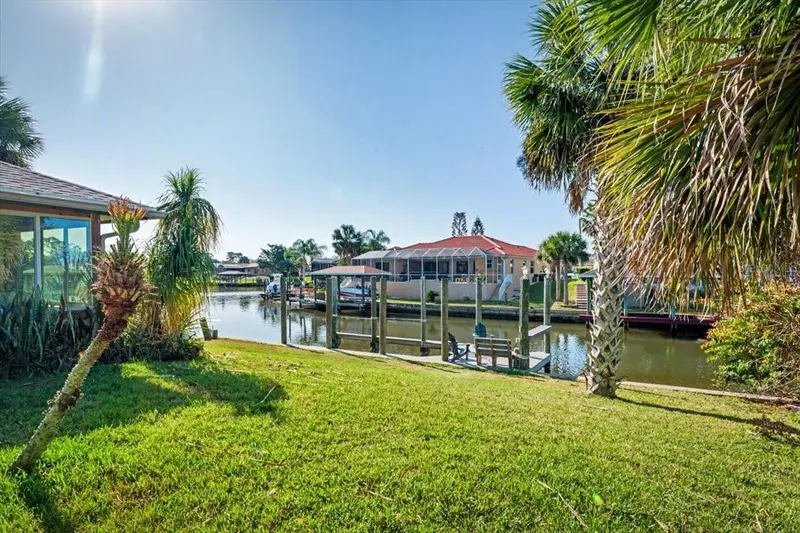 109 Coral Reef Ct N, FL