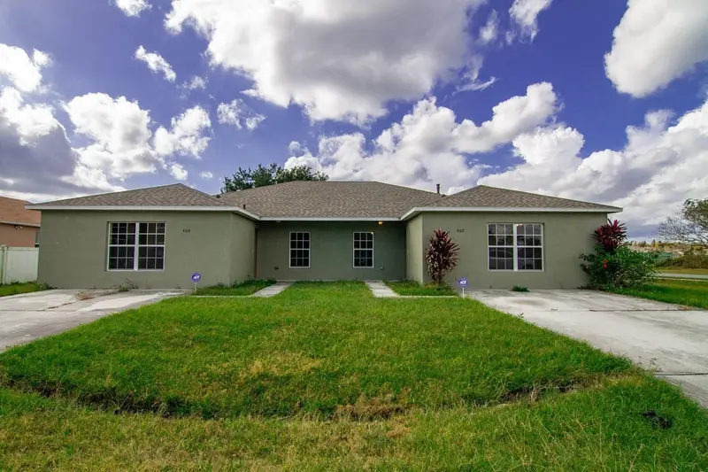 402 Bridgewater Ct, FL