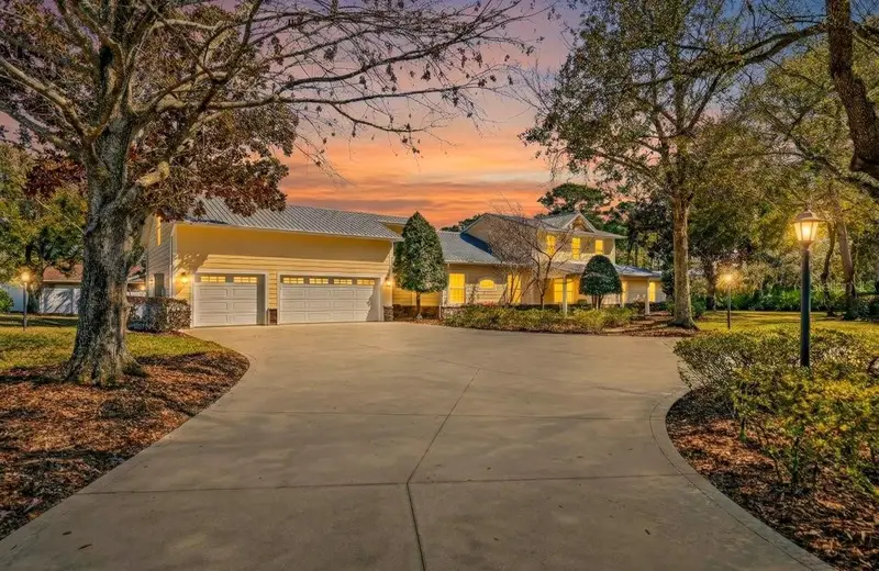 14 Village Dr, FL
