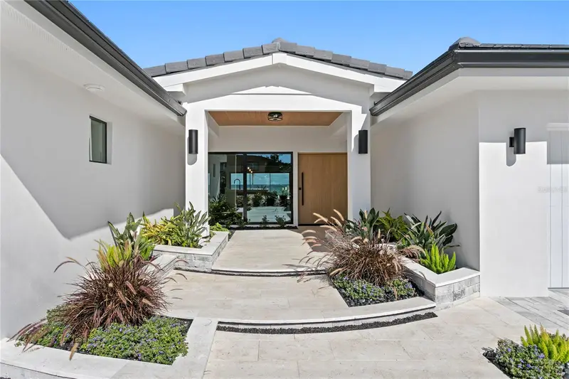 2580 E Bay Isle Dr Se, FL