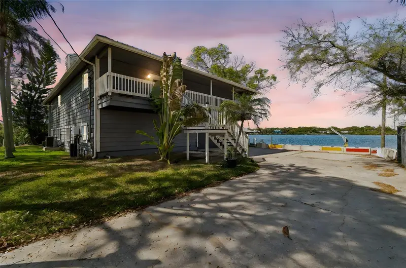 9901 Bay Dr, FL