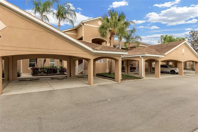 819 Fairwaycove Ln #203, FL