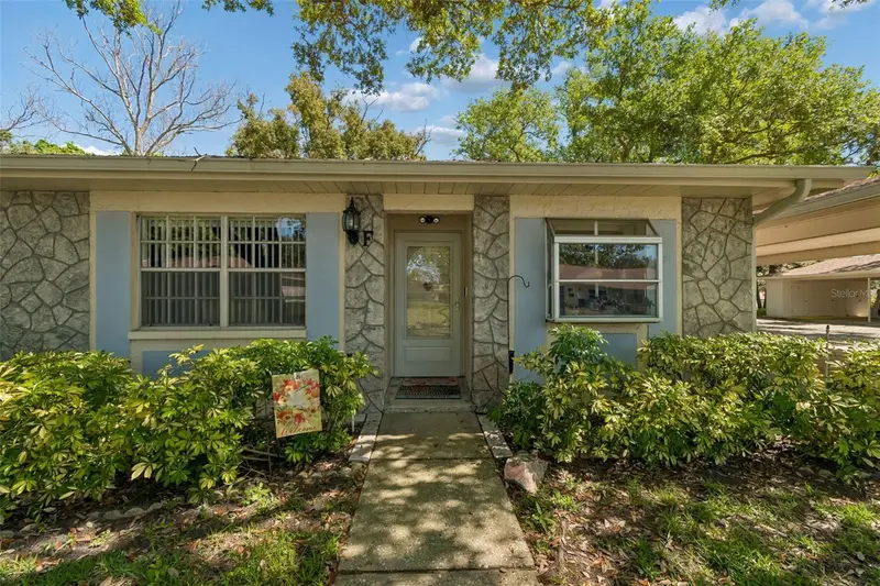 2231 Lark Cir E #F, FL