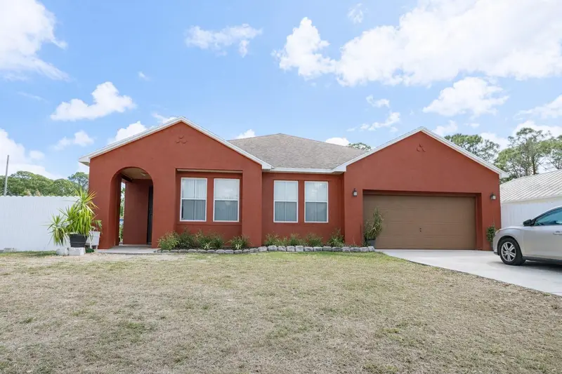 549 White Plains Ave Sw, FL