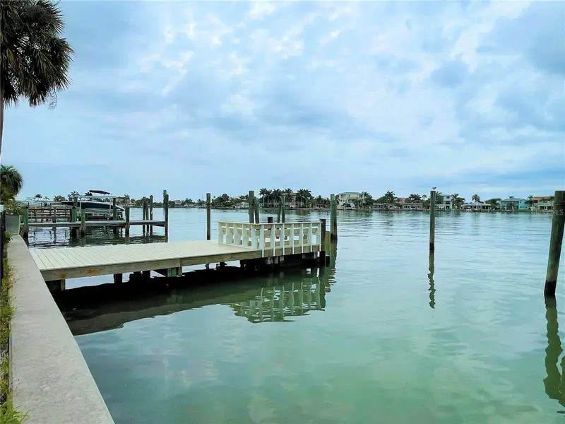 17045 Dolphin Dr, FL