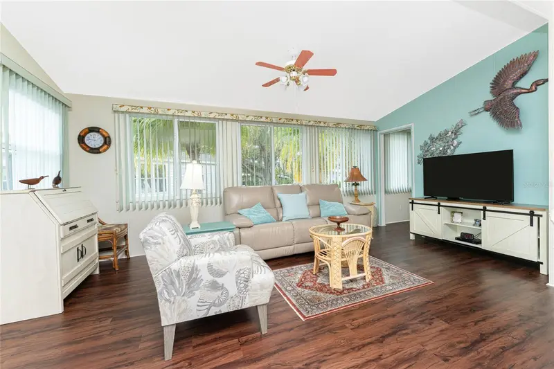50 Crown Point Dr, FL
