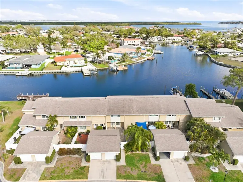 6537 Cape Hatteras Way Ne #4, FL