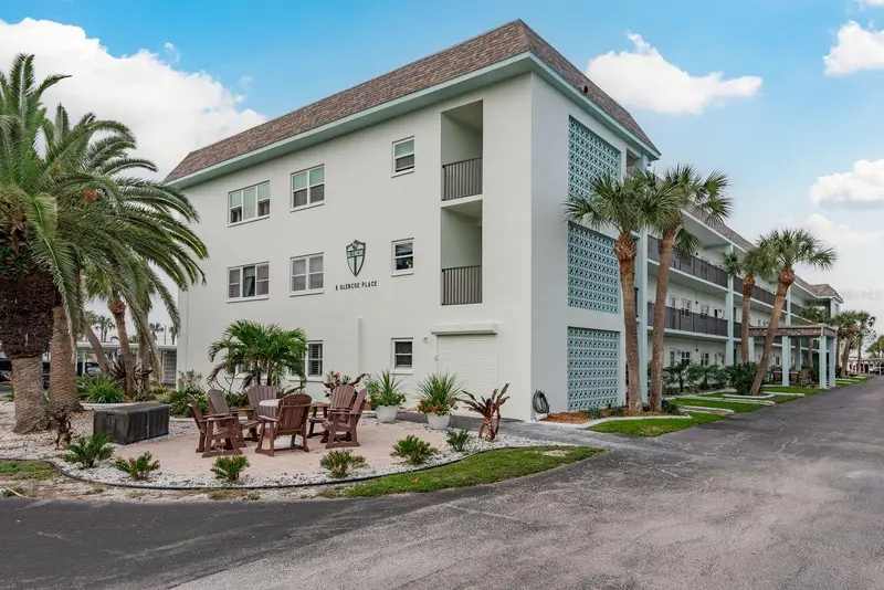 8 Glencoe Pl #104, FL