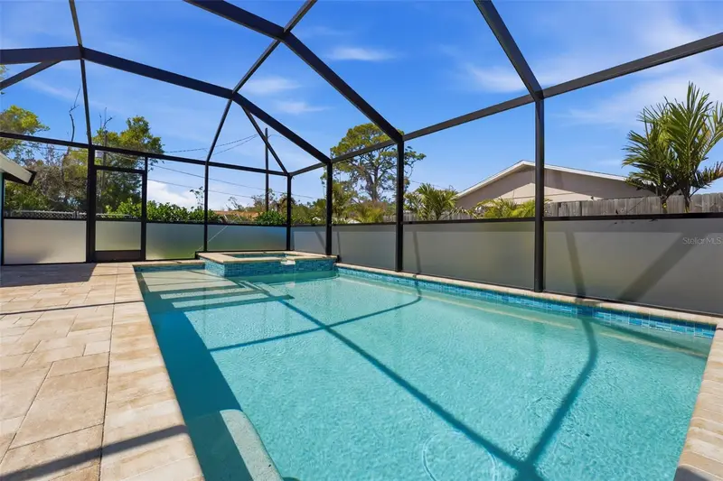 2400 Pine Ct, FL