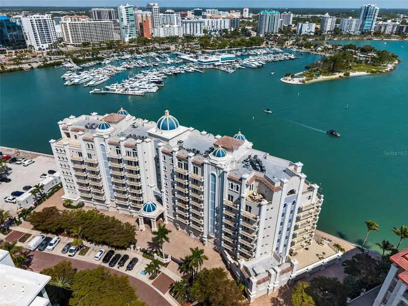 464 Golden Gate Pt #703, FL
