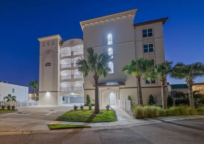 211 Dolphin Pt #203, FL