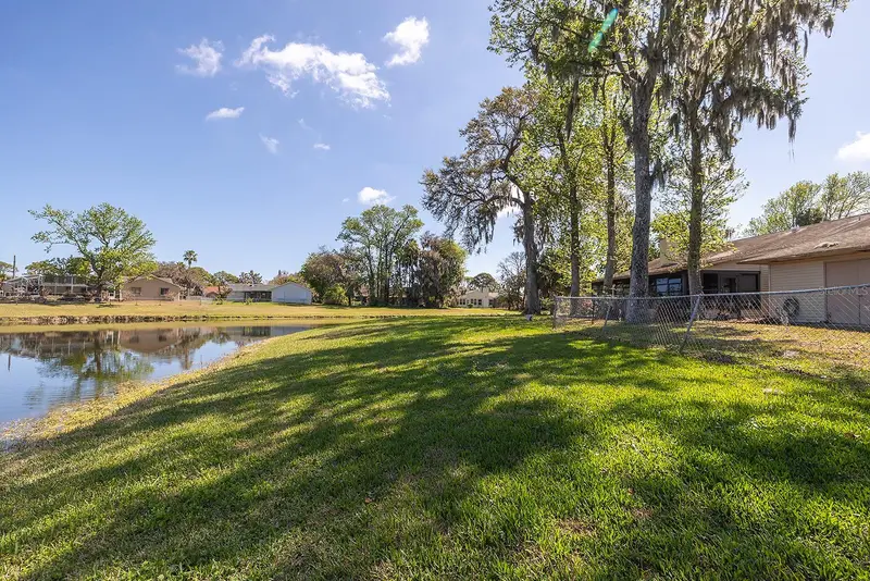 627 Ipswich Ln, FL