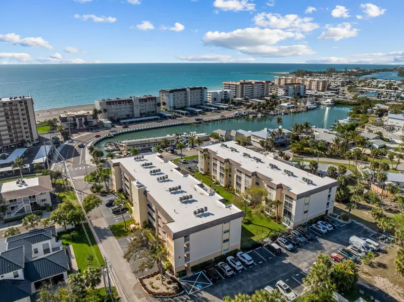 995 Laguna Dr #305, FL
