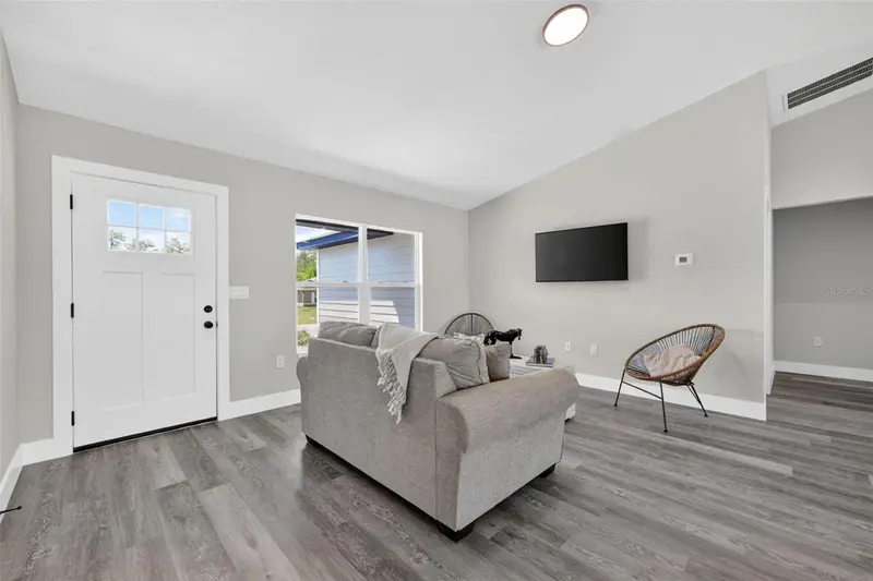 10 Locust Loop Cir, FL
