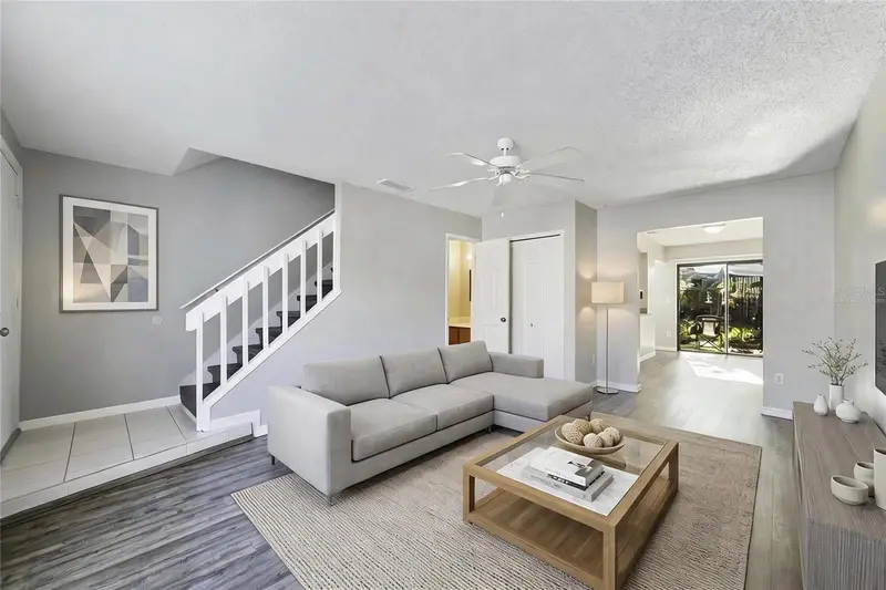 605 Casa Park Court #H, FL
