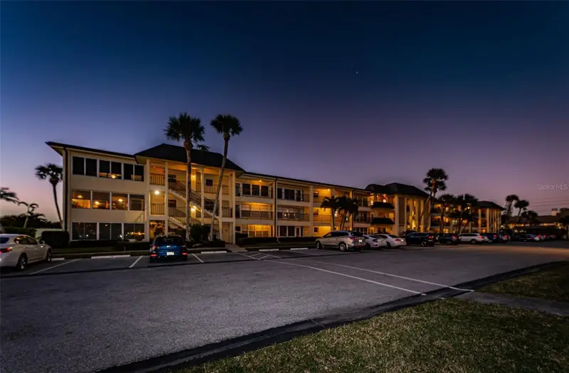 4700 Cove Cir #110, FL