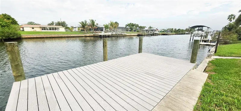 392 E Tarpon Blvd Nw, FL