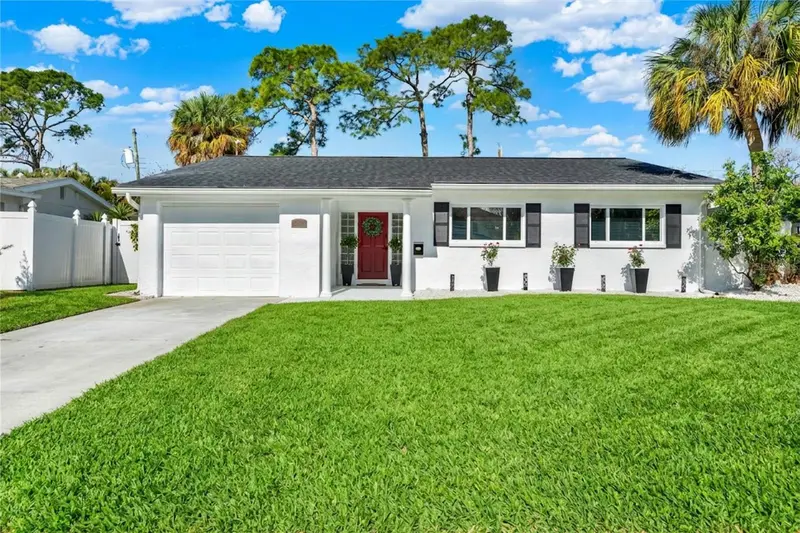 4510 Ne Helena St Ne, FL