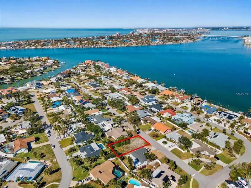 164 2nd St W, FL