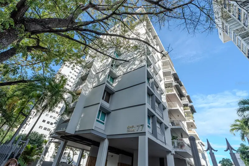 77 C.King'S Court #802, PR
