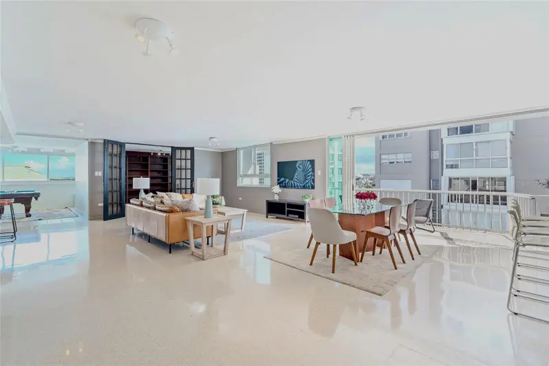 77 C.King'S Court #802, PR