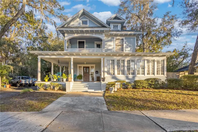 824 E University Ave, FL