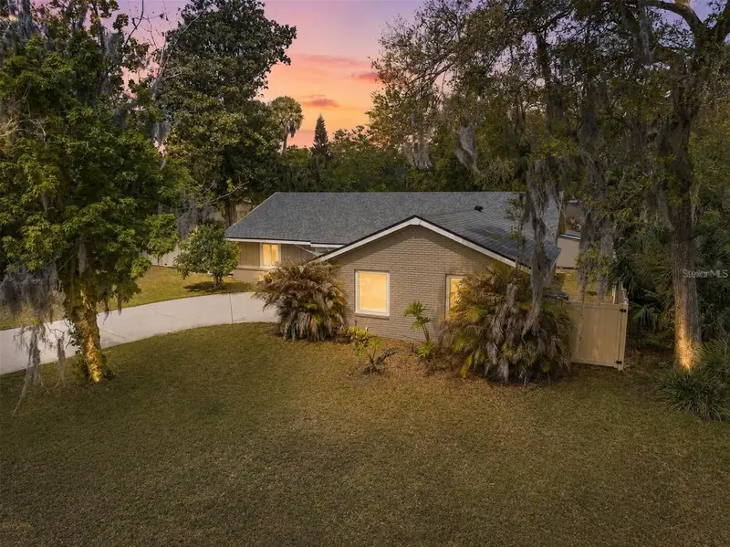 905 Willow Run, FL