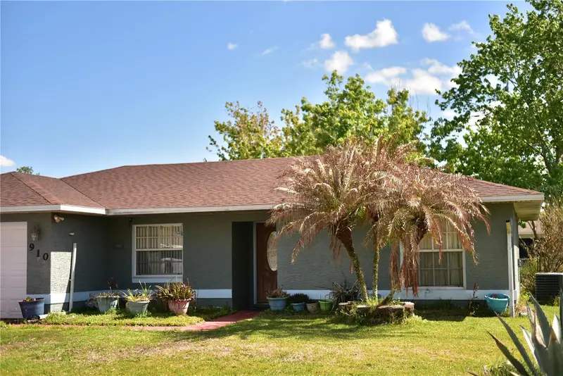 910 Louvre Ct, FL