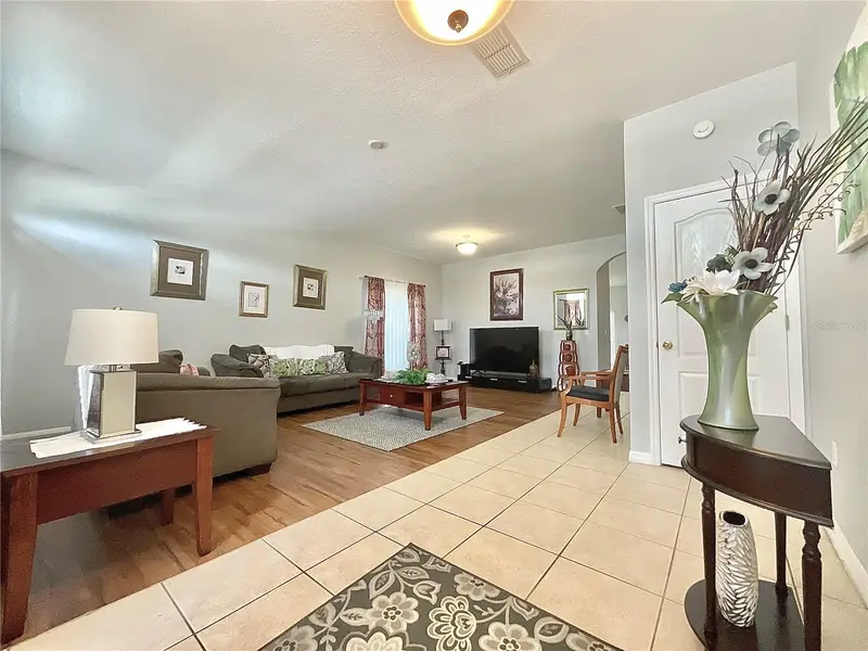 907 Hacienda Cir, FL
