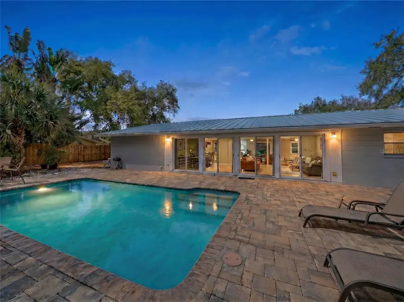 611 Venice Ln, FL